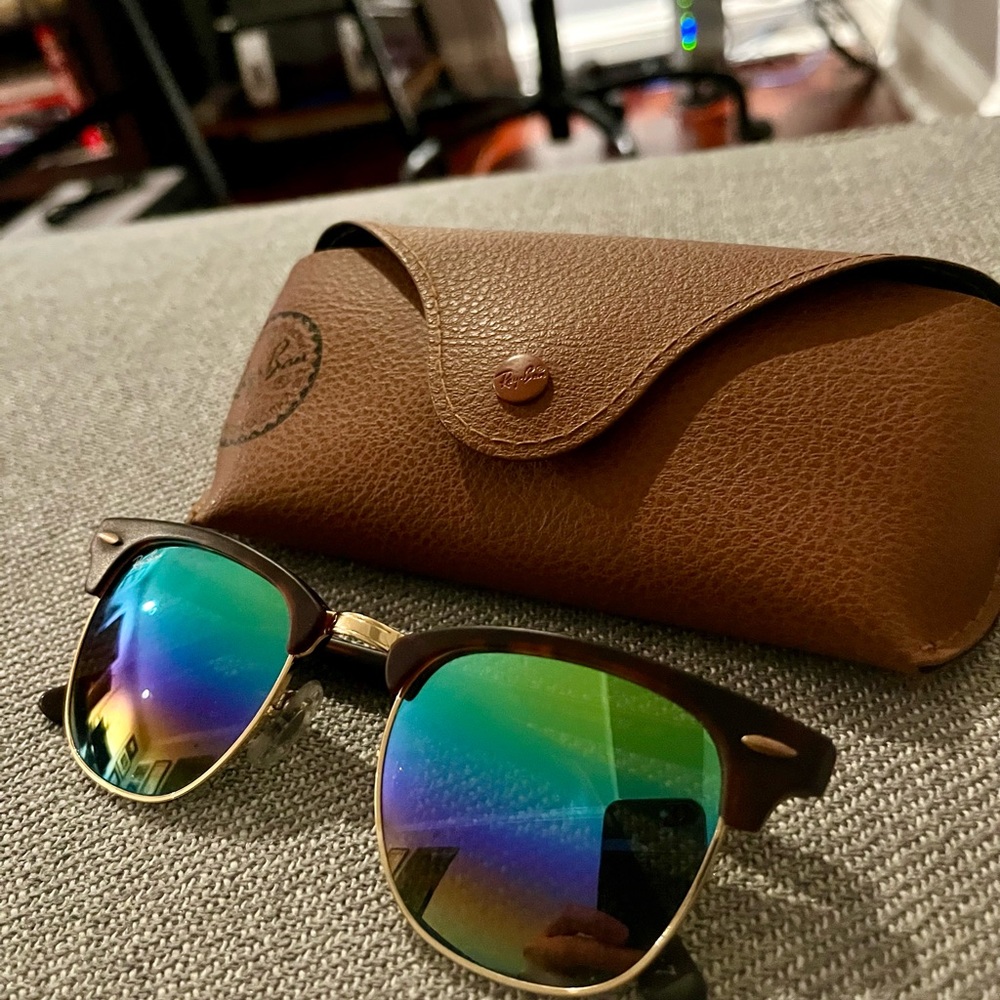 Clubmaster Ray-bans with a matte tortoise frame. Purchased in 2018. Gently used.